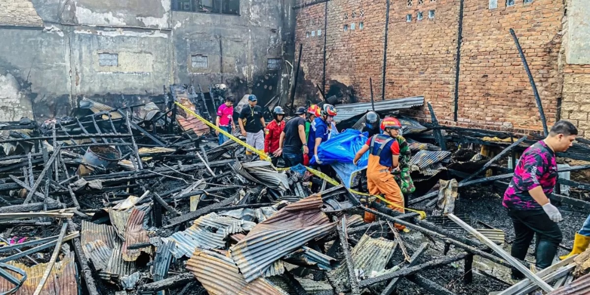 PENYELIDIKAN: Polisi masih melakukan penyelidikan terhadap insiden kebakaran di Jalan Kenangan, Gang Kenangan 1 B, RT 73, Kecamatan Sungai Pinang. (FOTO/RAMA KP)