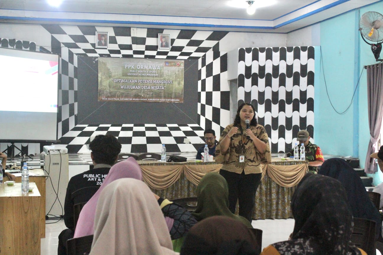 Narasumber memaparkan materi dalam kegiatan.