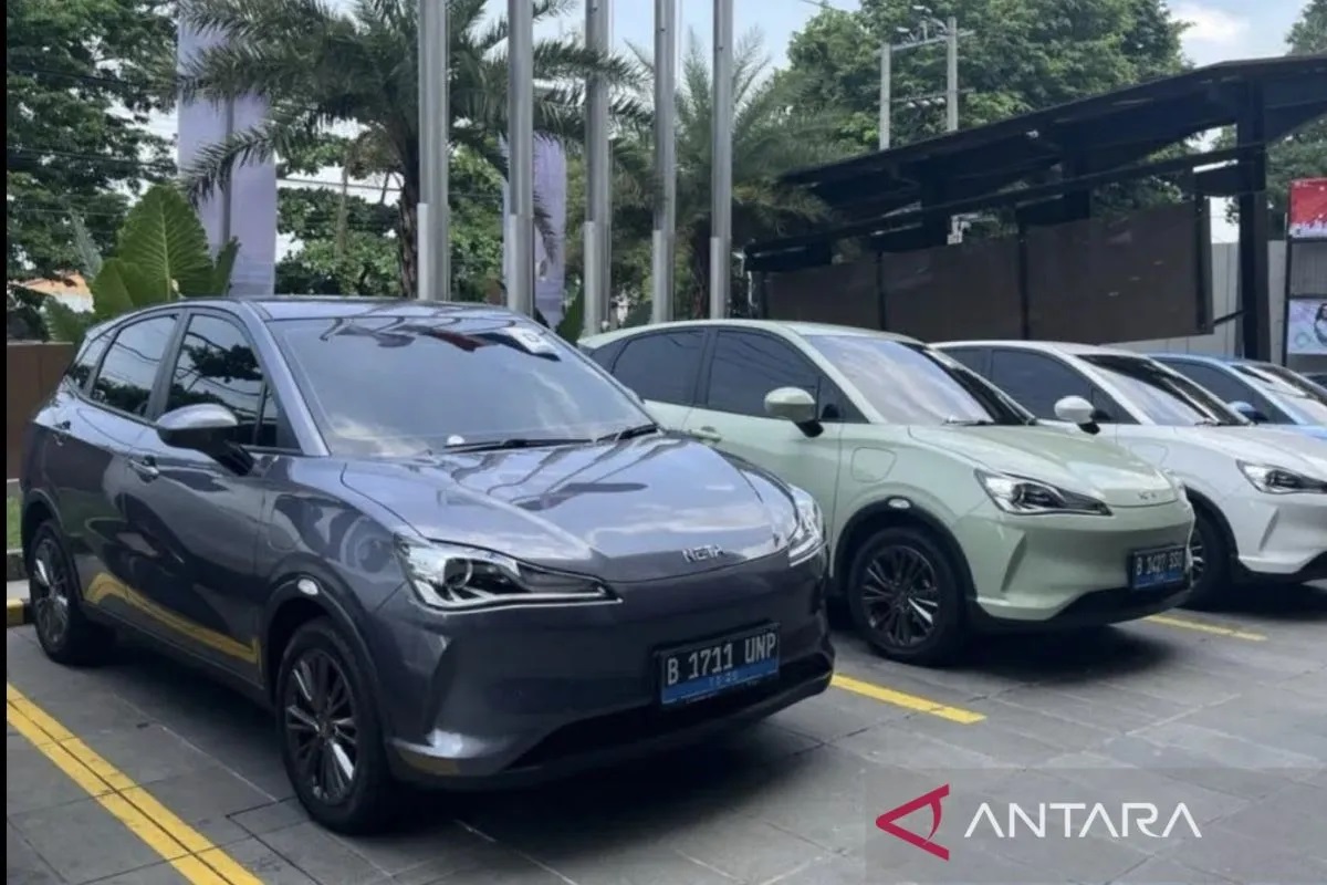 Ilustrasi-Deretan mobil listrik NETA V terparkir di halaman sebuah hotel di kawasan Semarang, Jawa Tengah, Rabu (13/12/2023). (ANTARA/Fathur Rochman)