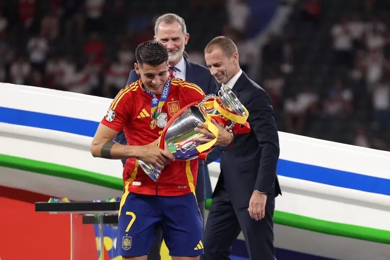 Kapten timnas Spanyol Alvaro Morata, bersama Raja Spanyol Felipe VI (kiri) dan Presiden UEFA Aleksander Ceferin, dalam selebrasi juara Euro 2024. (AFP)