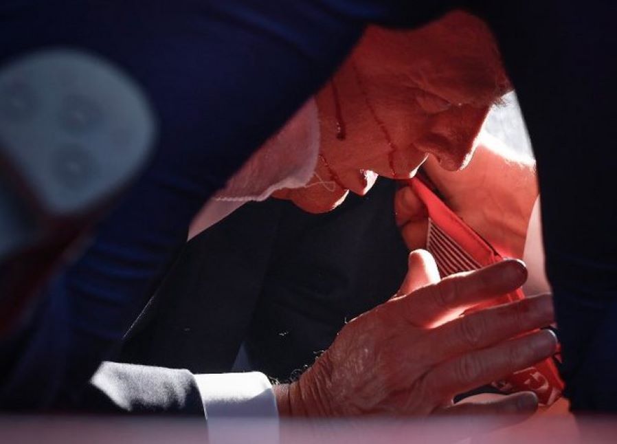 Momen Donald Trump usai ditembak. Ia terkena tembakan dibagian telinga. (X)