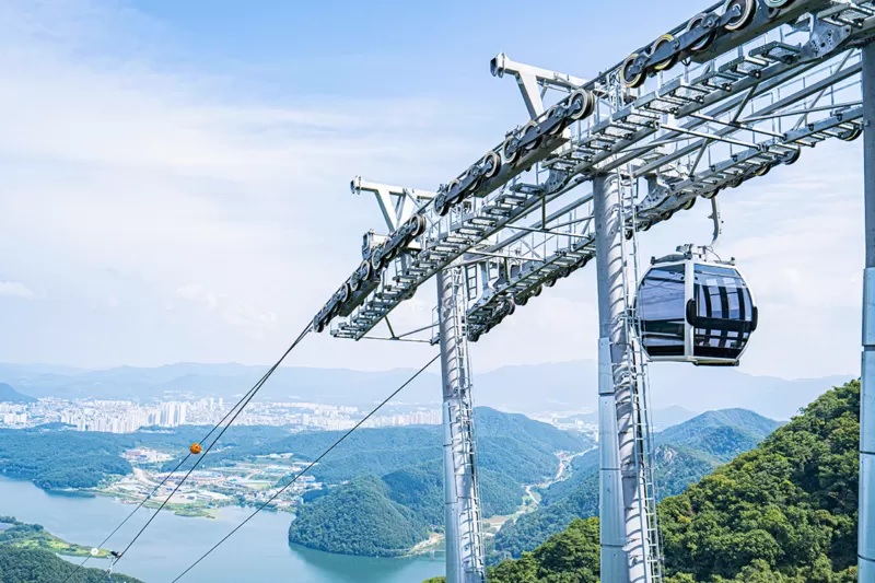 Kereta gantung yang diproduksi Doppelmayr Garaventa Group, Austria, telah beroperasi di 96 negara. (Doppelmayr )