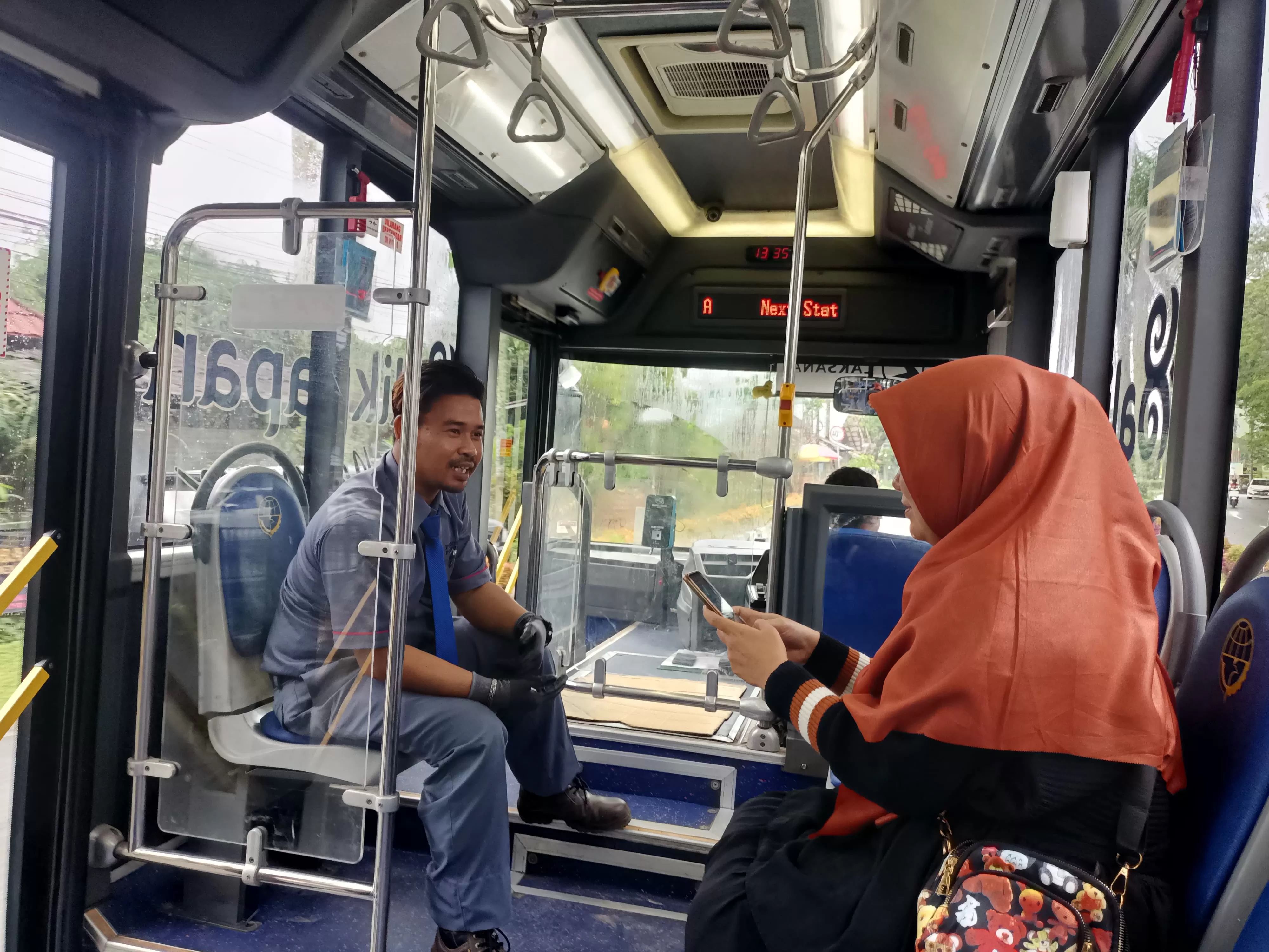 TRANSPORTASI ALTERNATIF: Masyarakat Balikpapan sangat terbantu transportasinya menggunakan bus Balikpapan City Trans. (Foto: Mela/Balikpapan Pos)