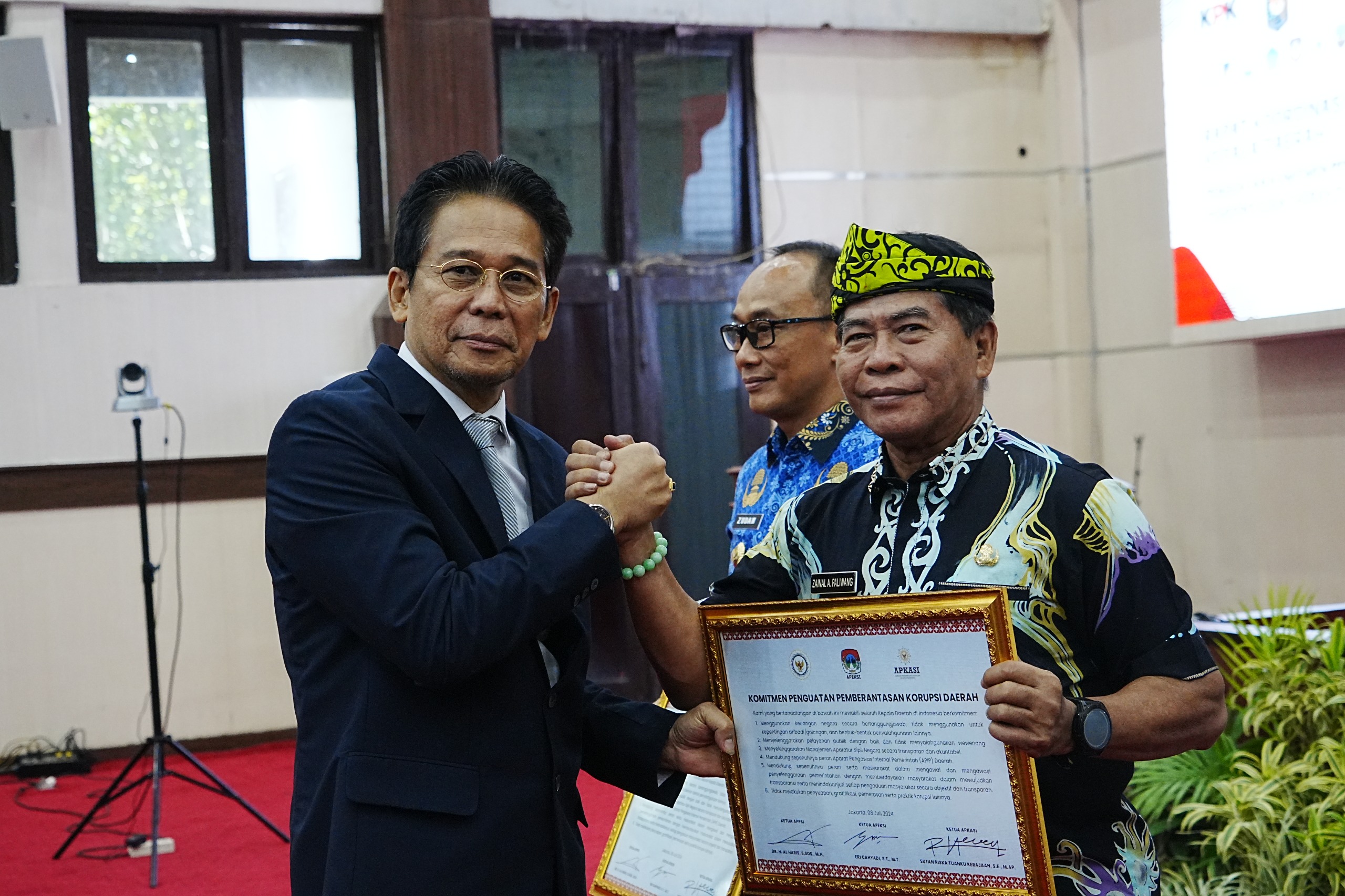 PEMBERANTASAN KORUPSI : Gubernur Kaltara, Dr. (HC) H. Zainal A Paliwang, M.Hum, menerima Komitmen Penguatan Pemberantasan Korupsi Daerah yang diserahkan langsung oleh Wakil Ketua KPK RI, Johanis Tanak