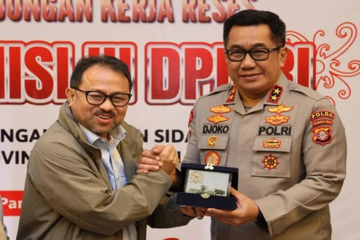 Kapolda Kalimantan Tengah, Irjen Polisi Djoko Poerwanto, pada saat menerima cinderamata dari Wakil Ketua Komisi III DPR RI, Pangeran Khairul Saleh, usai rapat dengar pendapat, di Ballroom Batuah Hotel