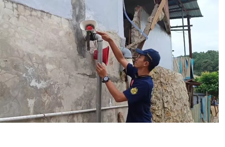 PASANG. Early Warning System (EWS) dipasang di titik rawan longsor akibat pergerakan tanah di Dusun Mekar Beringin Jaya, Loa Janan.