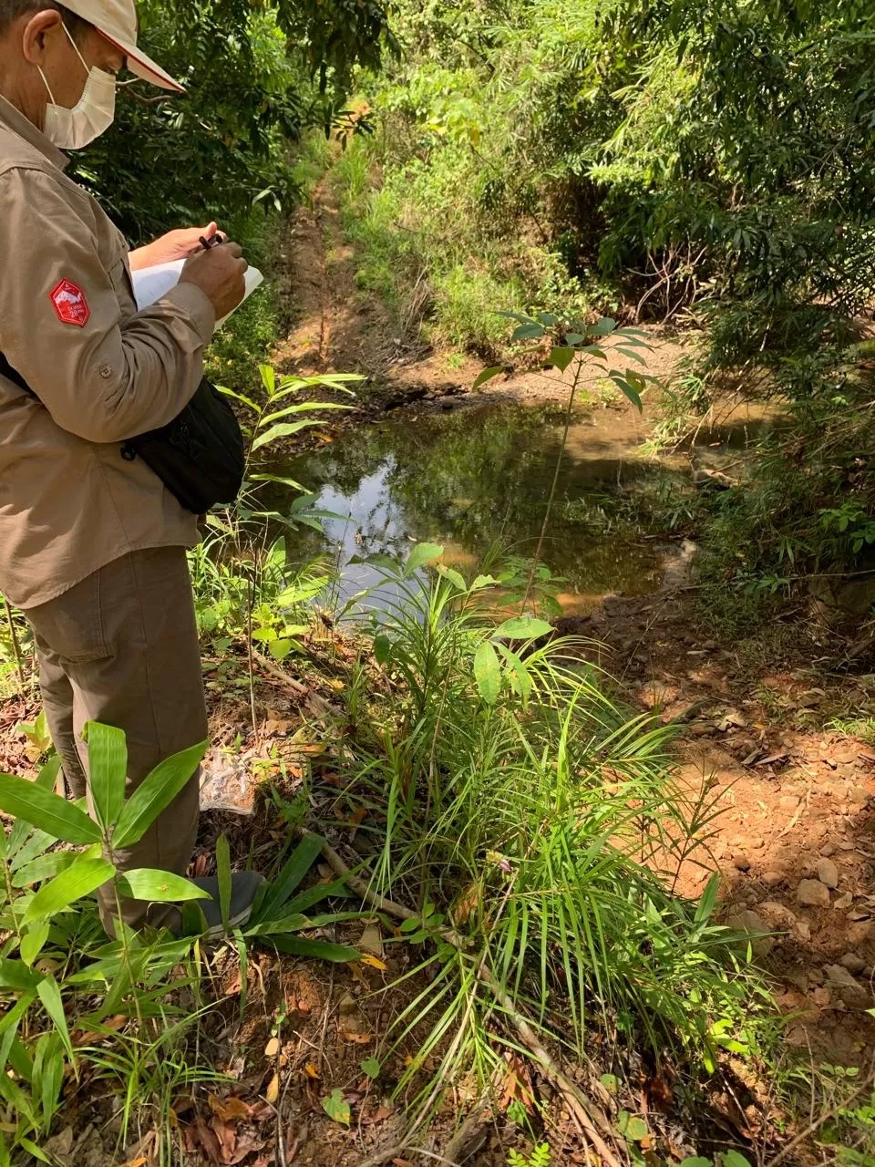 PANTAU LANGSUNG:Tim Balai Wilayah Sungai (BWS) Kalimantan III melakukan survey lokasi pembangunan Bendungan Riam Kiwa di wilayah Desa Angkipih, Kecamatan Paramasan, Kabupaten Banjar, April lalu.