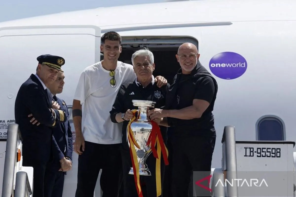 Kapten tim nasional Spanyol, Alvaro Morata (kiri) bersama dengan Presiden RFEF, Pedro Rocha (tengah) dan pelatih timnas Spanyol, Luis de la Fuente (kanan) mengangkat Piala Eropa 2024.