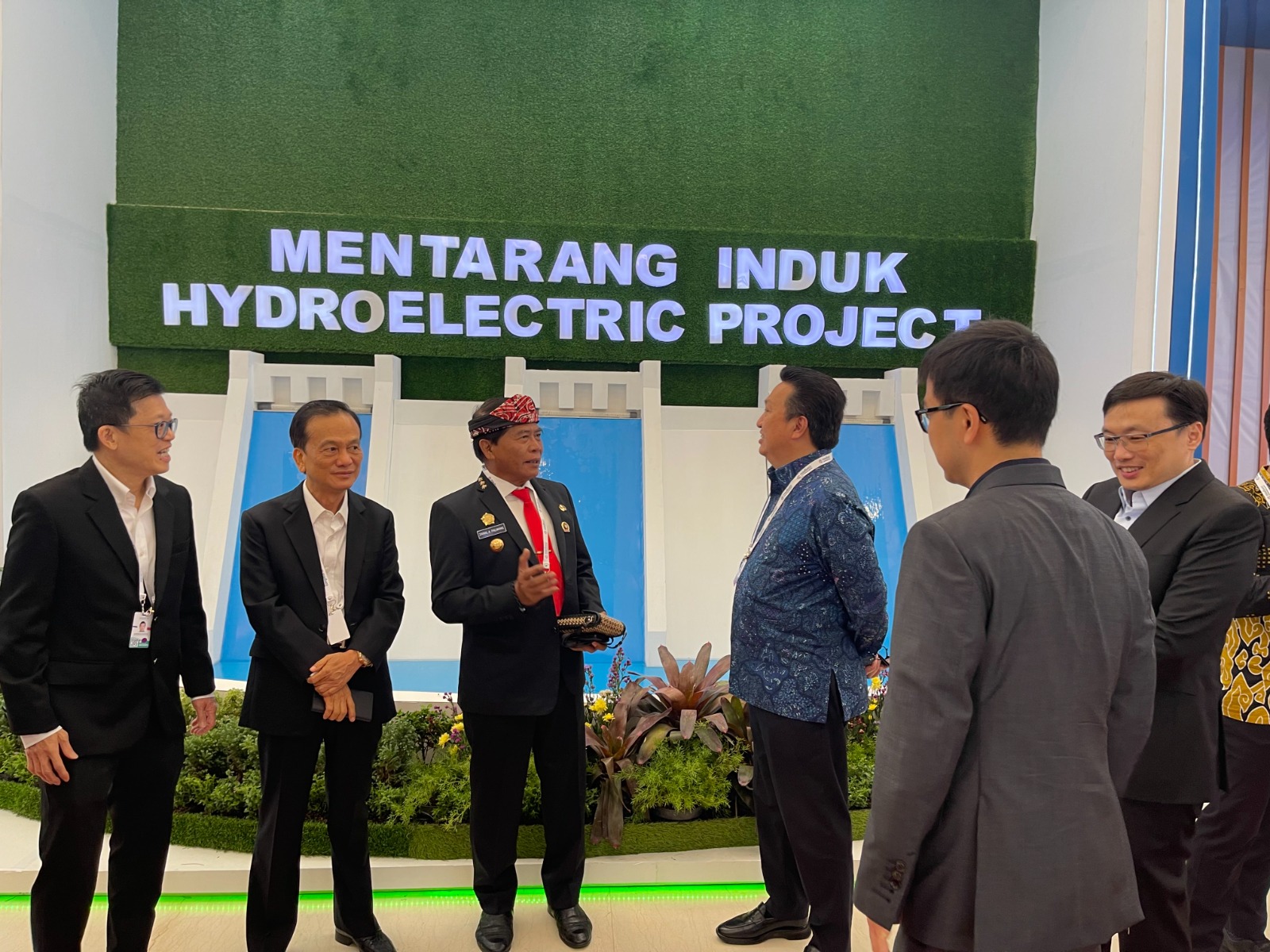 PENYERAPAN TENAGA KERJA :Gubernur Kaltara, DR (HC) H Zainal A Paliwang, M.Hum meninjau project pembangunan PLTA Mentarang Induk beberapa waktu lalu.