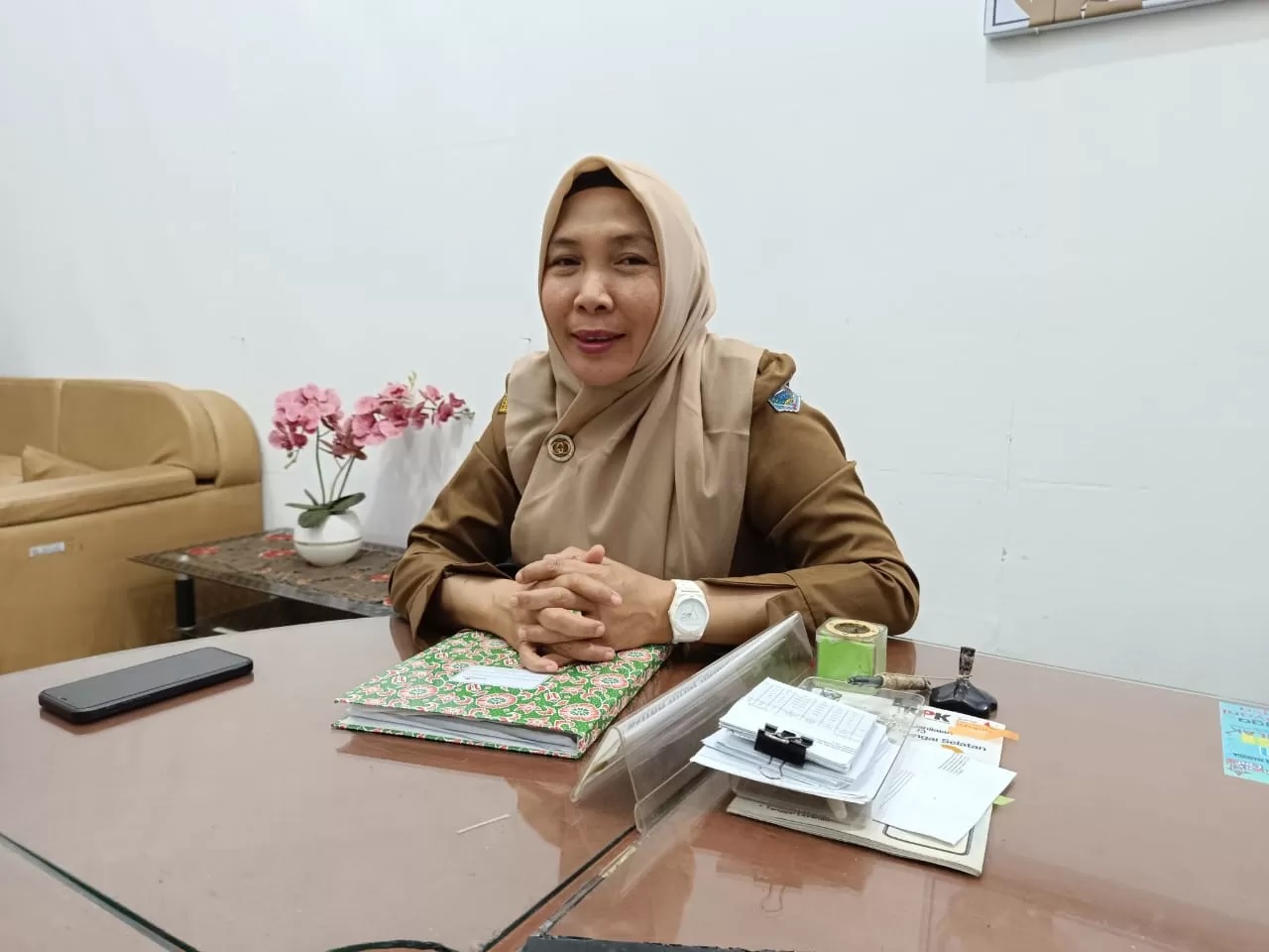 KONFIRMASI:Kabid Administrasi, Data, dan Informasi Kepegawaian ASN BKPSDM Kabupaten HSS, Siti Mahmudah saat dikonfirmasi.(Foto Salahudin/Radar Banjarmasin)