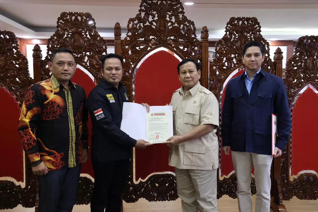 SIMBOLIS: Prabowo Subianto menyerahkan rekomendasi Partai Gerindra kepada Rudy Mas`ud dan Seno Aji di Jakarta, Senin (15/7) tadi. (FOTO: IST)