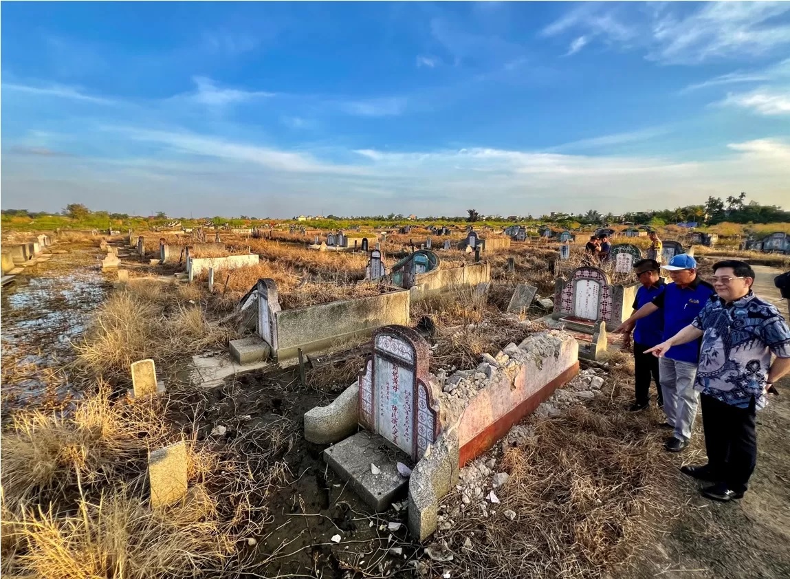 Puluhan makam di Kompleks Pemakaman Tionghoa Bhakti Suci, Sungai Raya, Kabupaten Kubu Raya dirusak untuk diambil material berharganya, Senin (15/7). (MEIDY KHADAFI/PONTIANAK POST)