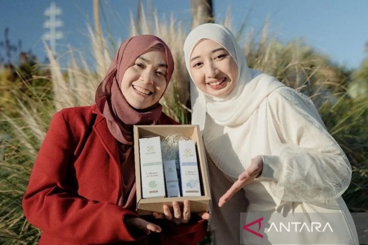 Selly Septiani Dewi (kiri) memperlihatkan produk Hajime Halal Skincare and Herbs, skincare halal yang ia rintis di Jepang. ANTARA/Dokumen pribadi/am.