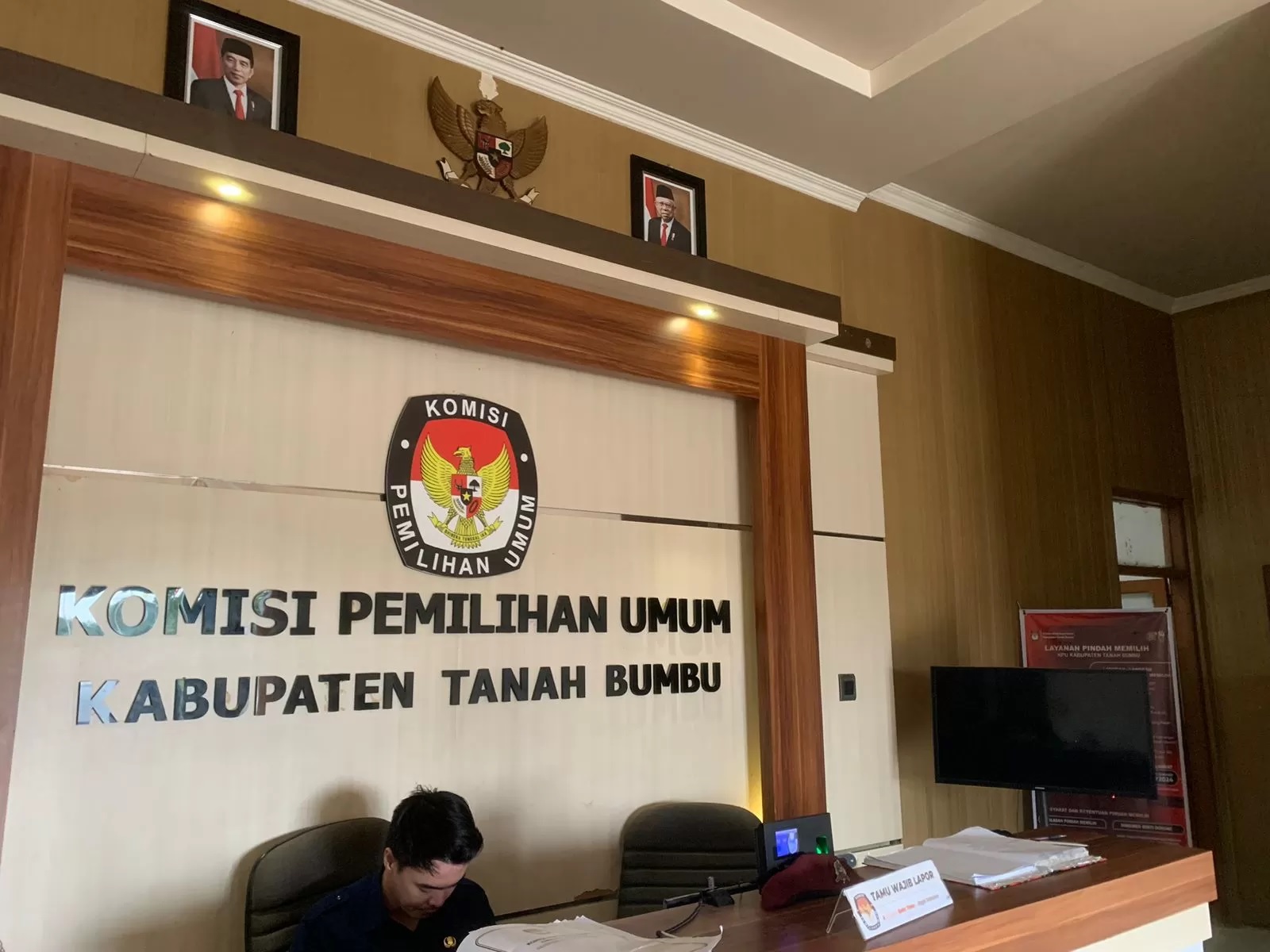 WAJIB LAPOR:Petugas berjaga di ruang utama Kantor Komisi Pemilihan Umum (KPU) Kabupaten Tanah Bumbu (Tanbu).(Foto:Zulqarnain/Radar Banjarmasin)