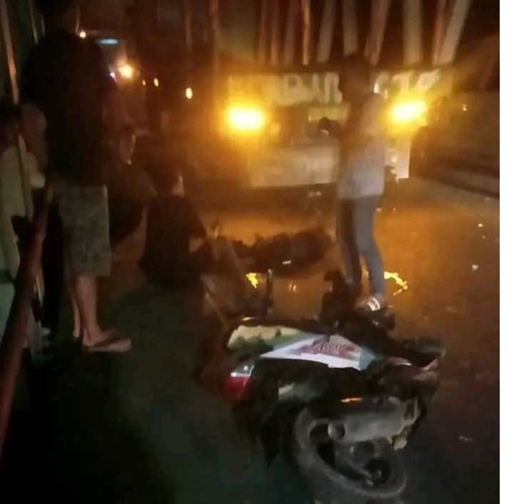 CELAKA : Kondisi tempat kejadian perkara (TKP) kecelakaan antara sepeda motor dan truk di Jembatan Pulau Petak, Kuala Kapuas, Minggu (14/7/2024) tengah malam. WARGA FOR RADAR SAMPIT