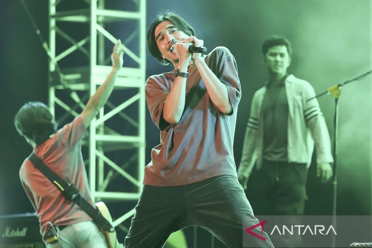 Grup band Sheila On 7 saat tampil dalam konser "Tunggu Aku di Jakarta" di Jiexpo Kemayoran, Jakarta, Sabtu (28/01/2023). ANTARA FOTO/Rivan Awal Lingga/rwa.