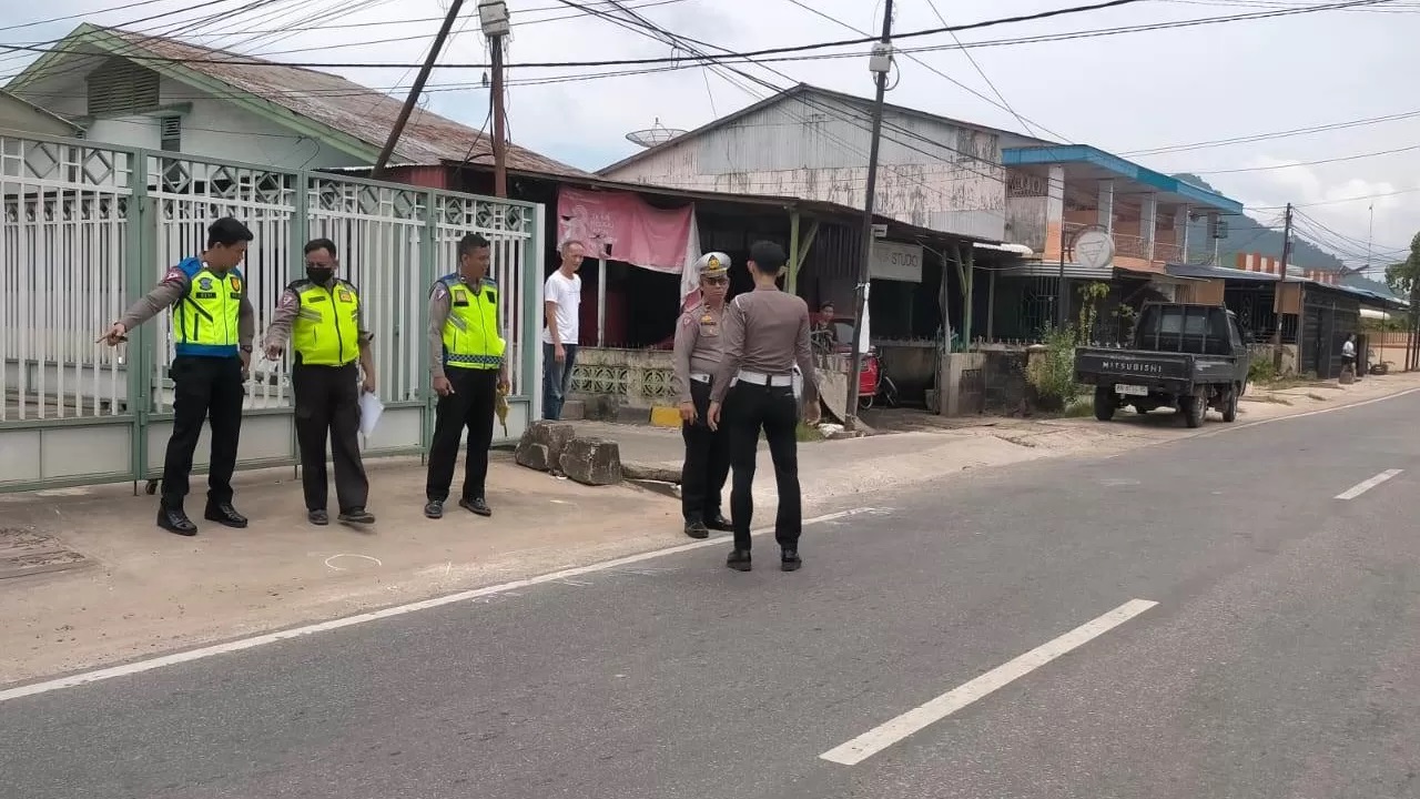 OLAH TKP: Satlantas Polres Singkawang melakukan olah TKP Laka Lantas di perempatan Gang Cimahi Jalan Tani, Kelurahan Kuala, Kecamatan Singkawang Barat, Rabu (17/7) siang. (ISTIMEWA)