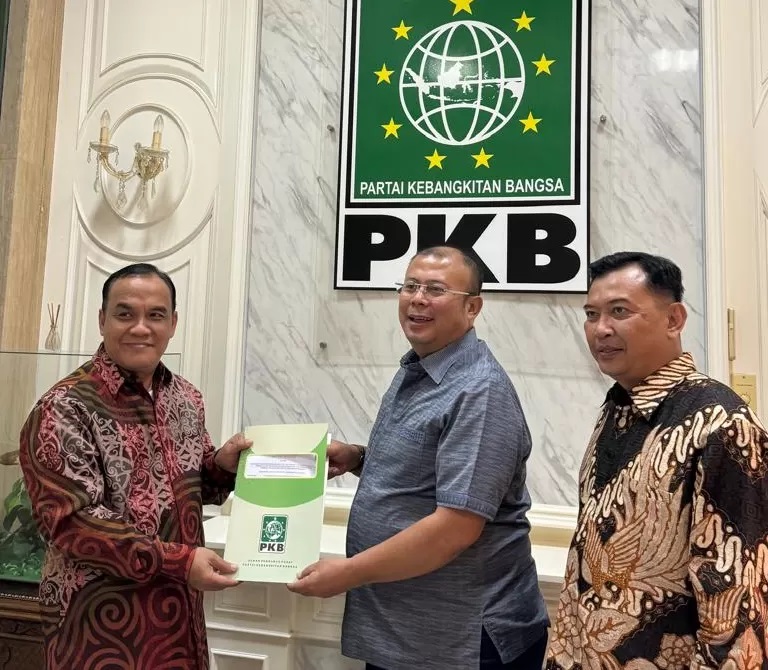 TAMBAH DUKUNGAN: PKB menyerahkan dukungan kepada paslon Rahmad Mas&rsquo;ud - Bagus Susetyo untuk kontestasi pilkada Balikpapan. Bagus (kiri) mengambil rekomendasi di Kantor DPP PKB, Rabu (17/7) malam