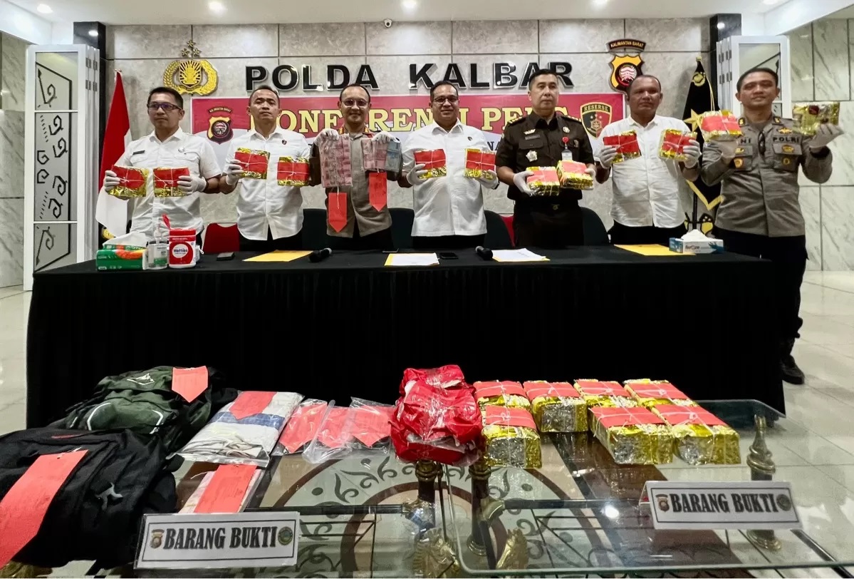 Polda Kalbar menggelar konferensi pers terkait kasus peredaran narkoba, Rabu (17/7). Sebanyak 19 kilogram penyelundupan narkoba jenis sabu berhasil digagalkan. (Meidy Khadafi)