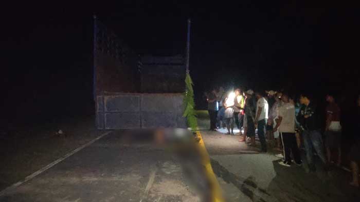 CELAKA : Korban kecelakaan bersama sepeda motor yang dikendarai saat masih berada di belakang truk sebelum dievakuasi petugas, Rabu (17/7) malam. HUMAS POLRES GUNUNG MAS FOR RADAR SAMPIT