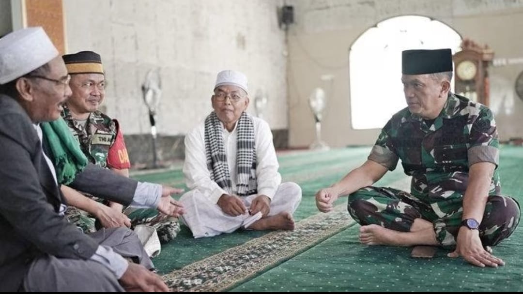 Brigadir Jenderal Dendi Suryadi bersama tokoh agama.
