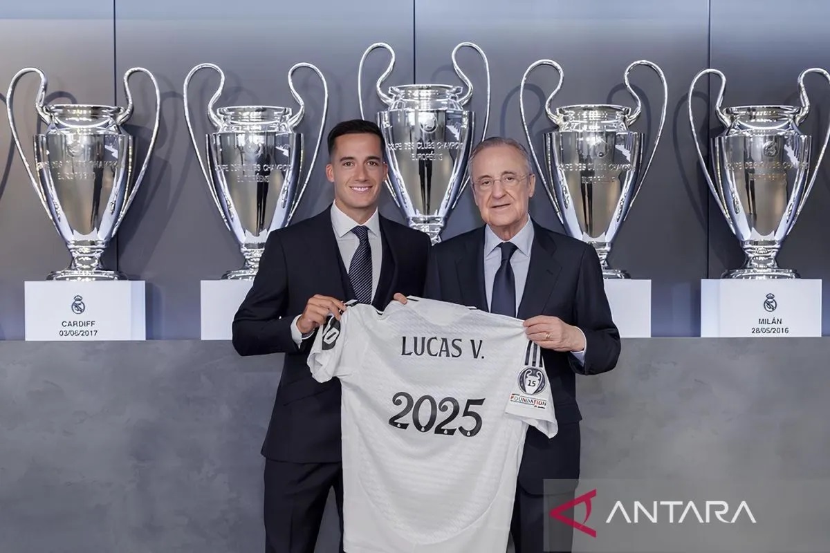 Pesepak bola 34 tahun Lucas Vazquez berpose saat memperpanjang kontraknya bersama Real Madrid sampai Juni 2025 mendatang, Kamis (18/7/2024). (ANTARA/Real Madrid)