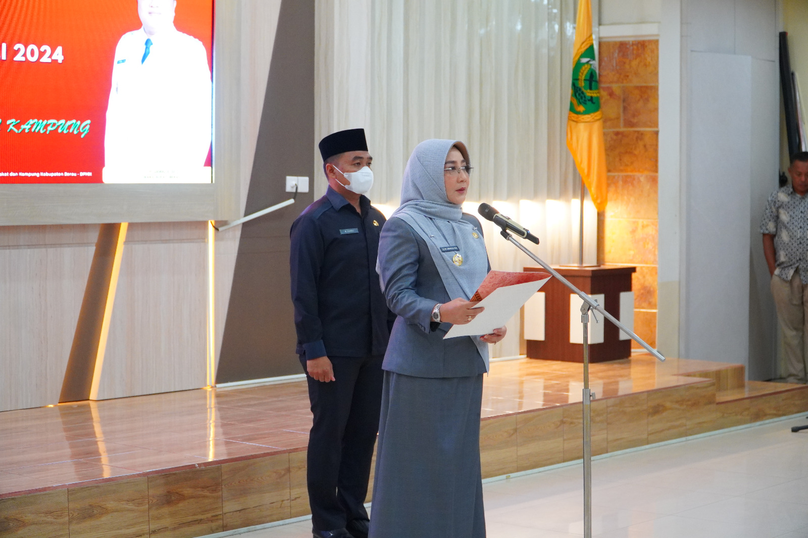 TAMBAH DUA TAHUN: Bupati Berau Sri Juniarsih Mas mengukuhkan tambahan dua tahun masa jabatan kepala kampung se-Kabupaten Berau, Kamis (18/7) lalu.