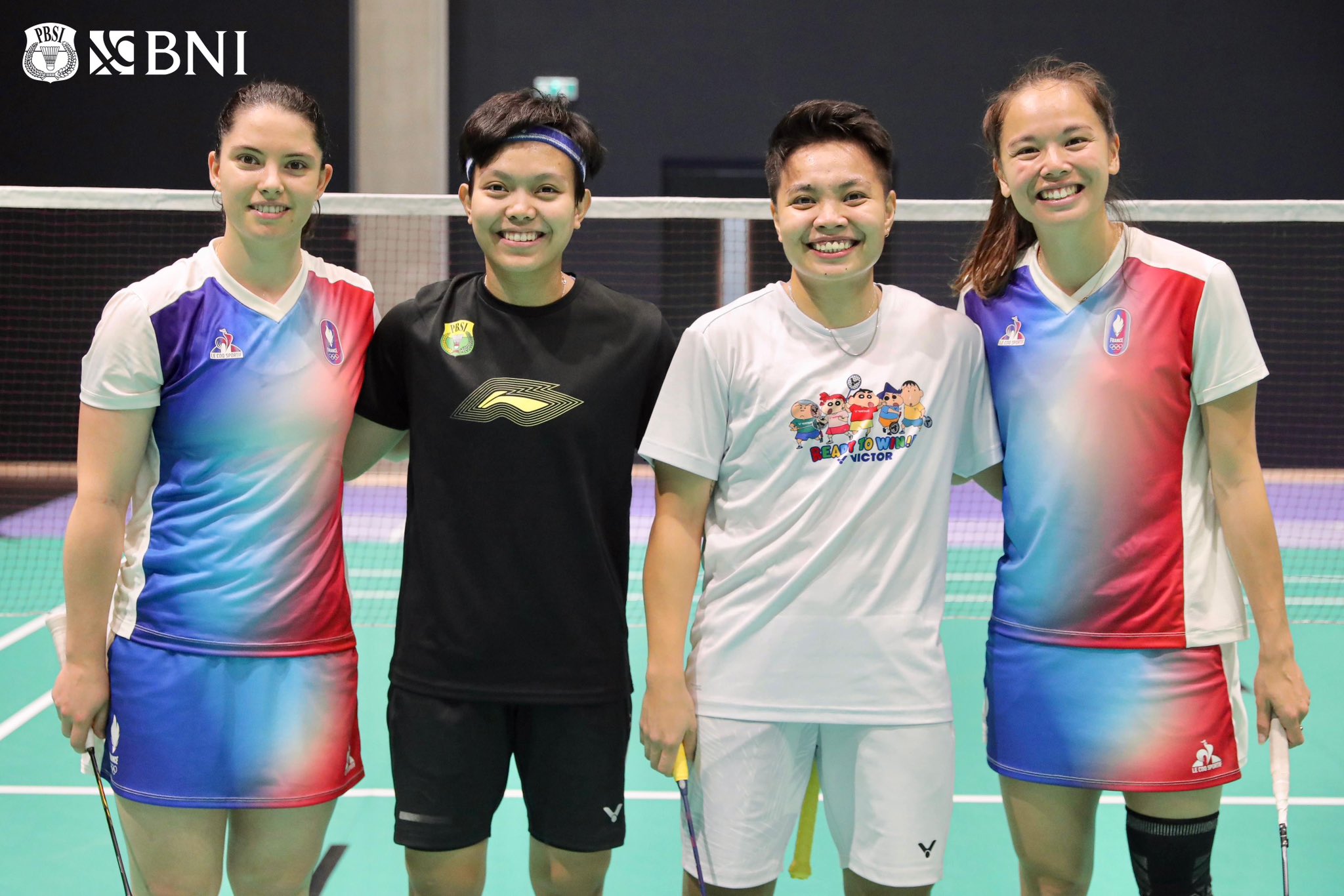 PEMANASAN: Apriyani Rahayu/Siti Fadia Silva Ramadhanti berlatih bersama ganda Prancis, Margot Lambert/Anne Tran.