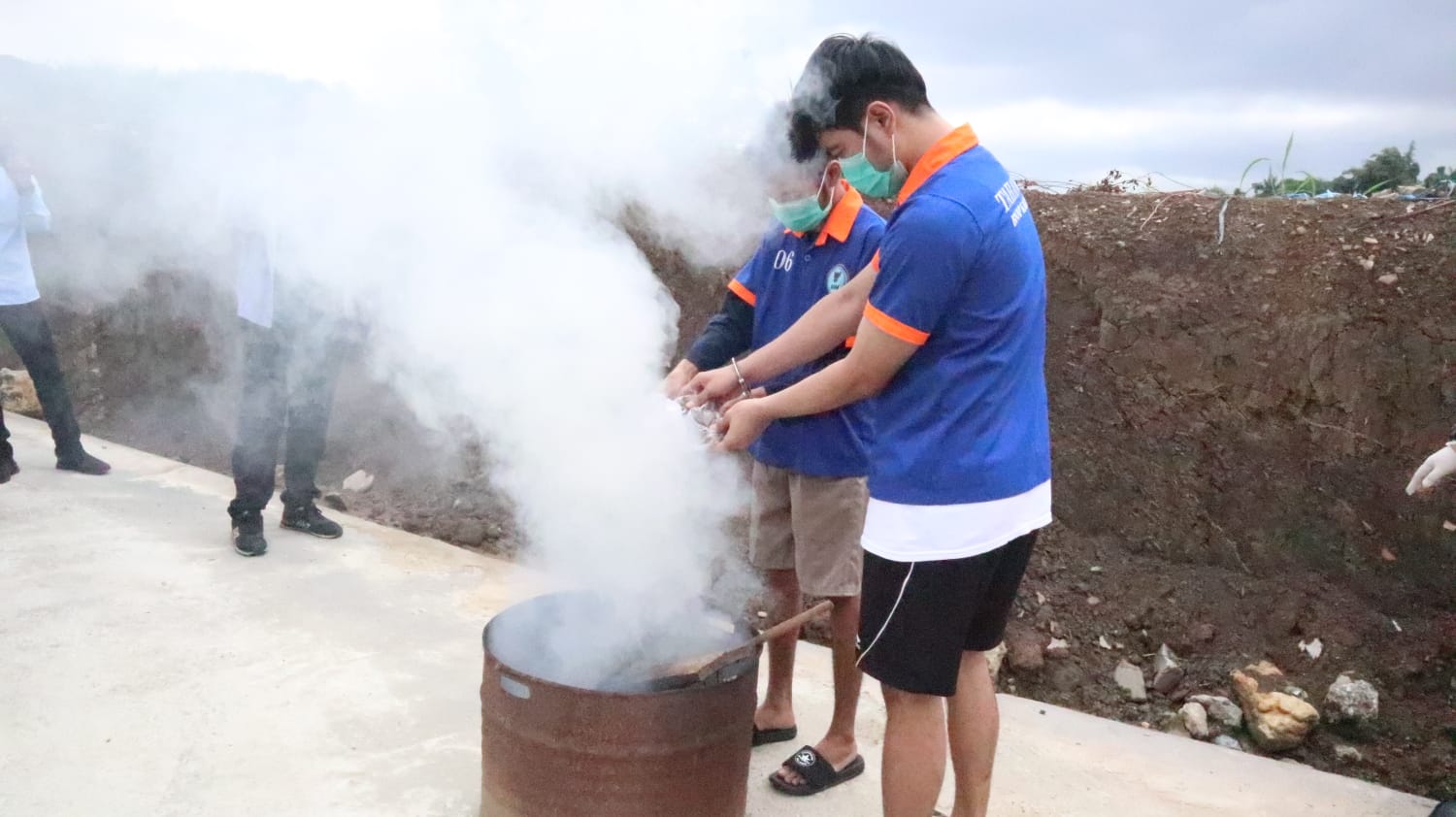 GAGAL EDAR: Para tersangka membakar sendiri ganja seberat 181,3 gram yang membuatnya ditahan BNNP.