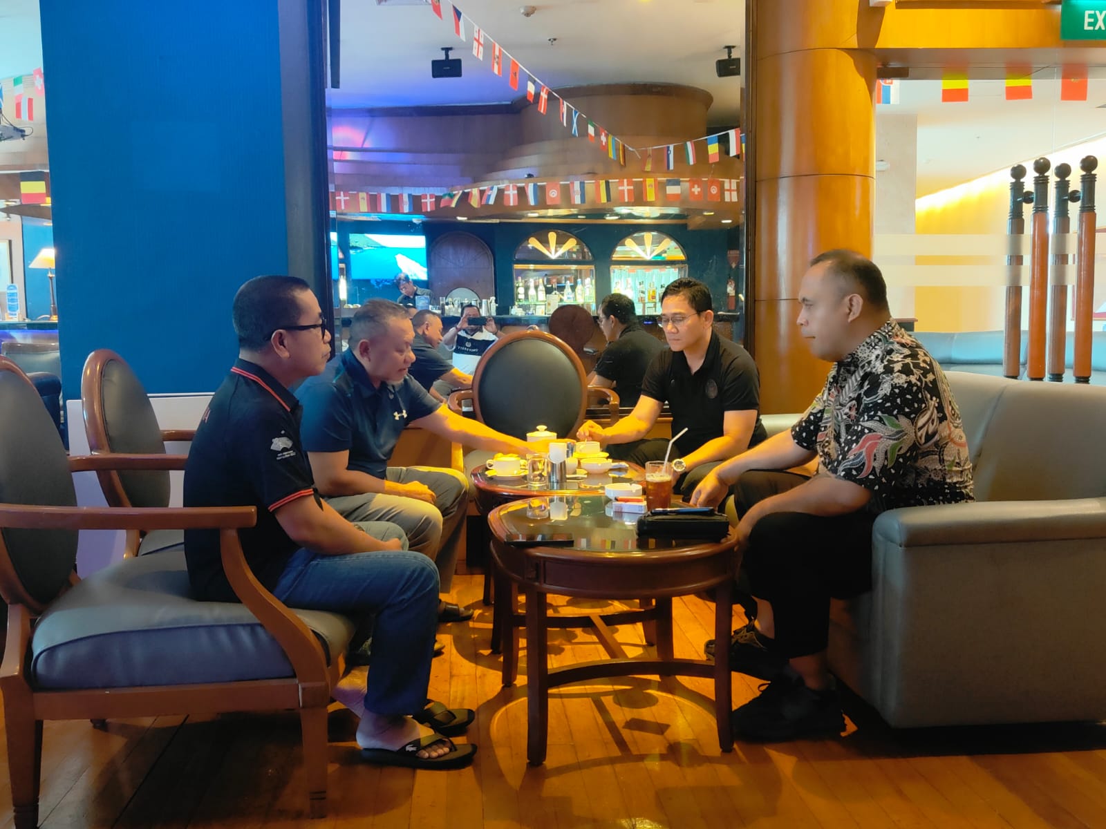 BERBAGI INSPIRASI: Krisna Bayu (kanan) berbicang dengan Ketua Umum KONI Kaltim Rusdiansyah Aras. Bayu akan membantu meningkatkan spirit atlet dan pelatih Kaltim menatap PON XXI/2024 Aceh-Sumut.