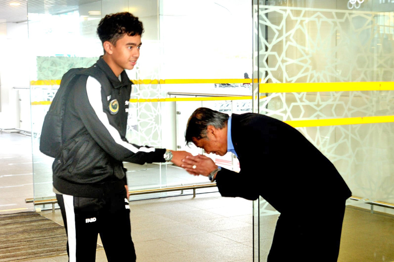 YTM Pengiran Muda Abdul Muntaqim (kiri).