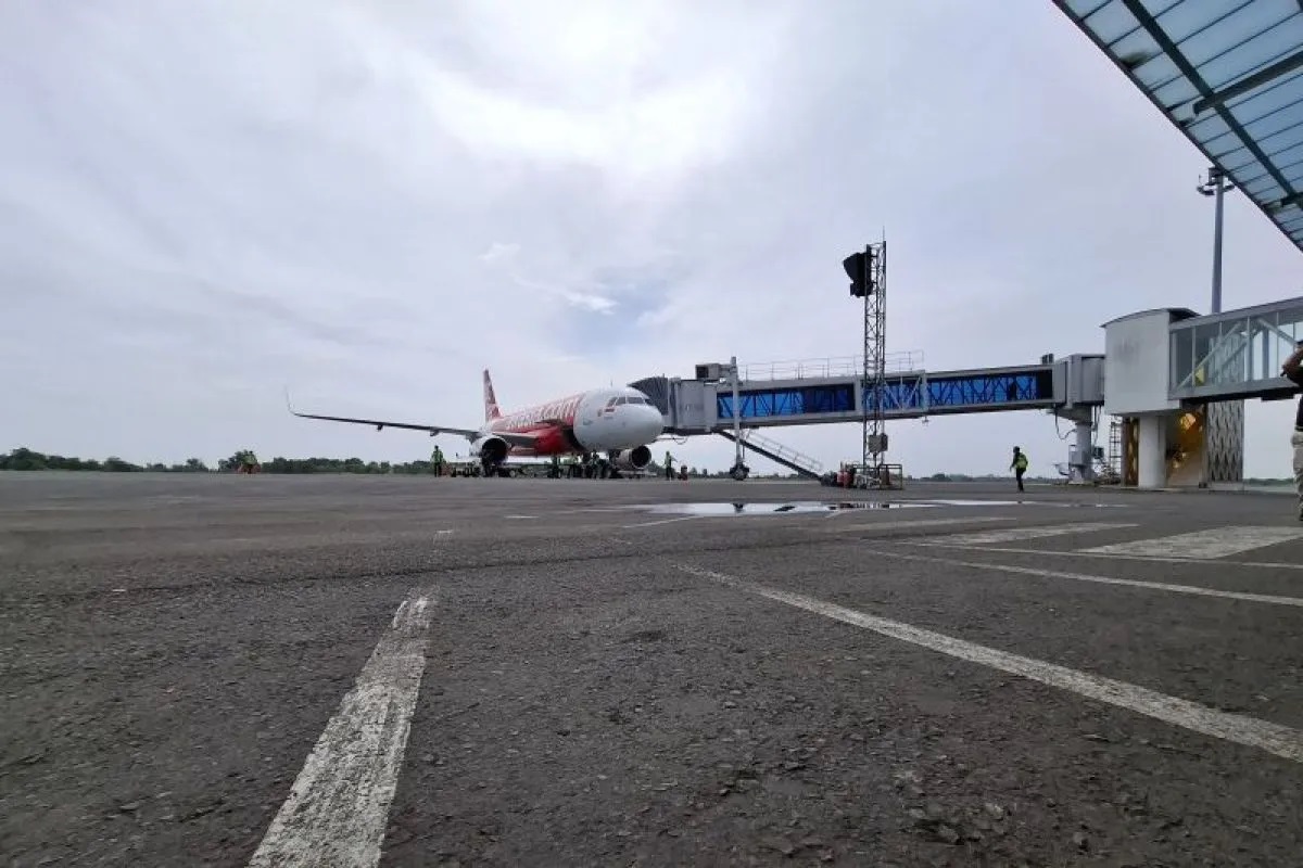 Ilustrasi- Pesawat tengah mengangkut penumpang dari bandara. ANTARA/Ruth Intan Sozometa Kanafi.