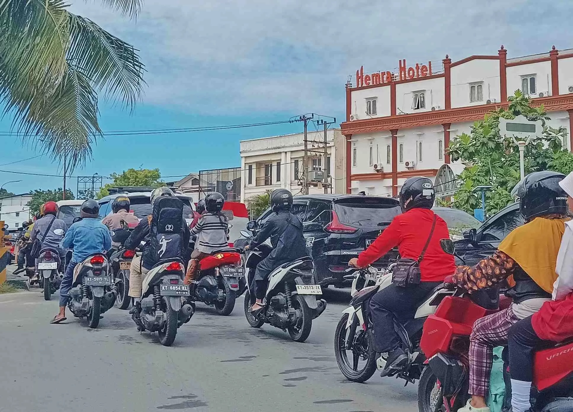 HARI-HARI MACET: Kondisi kepadatan kendaraan di salah satu ruas jalan di Balikpapan. (Foto: Syahrul)