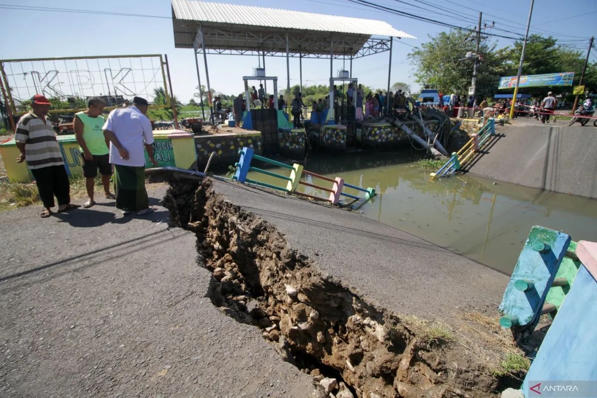 Warga melihat kondisi jembatan ambruk di Desa Kedungpeluk, Candi, Sidoarjo, Jawa Timur, Selasa (16/7/2024). .ANTARA FOTO/Umarul Faruq/wpa