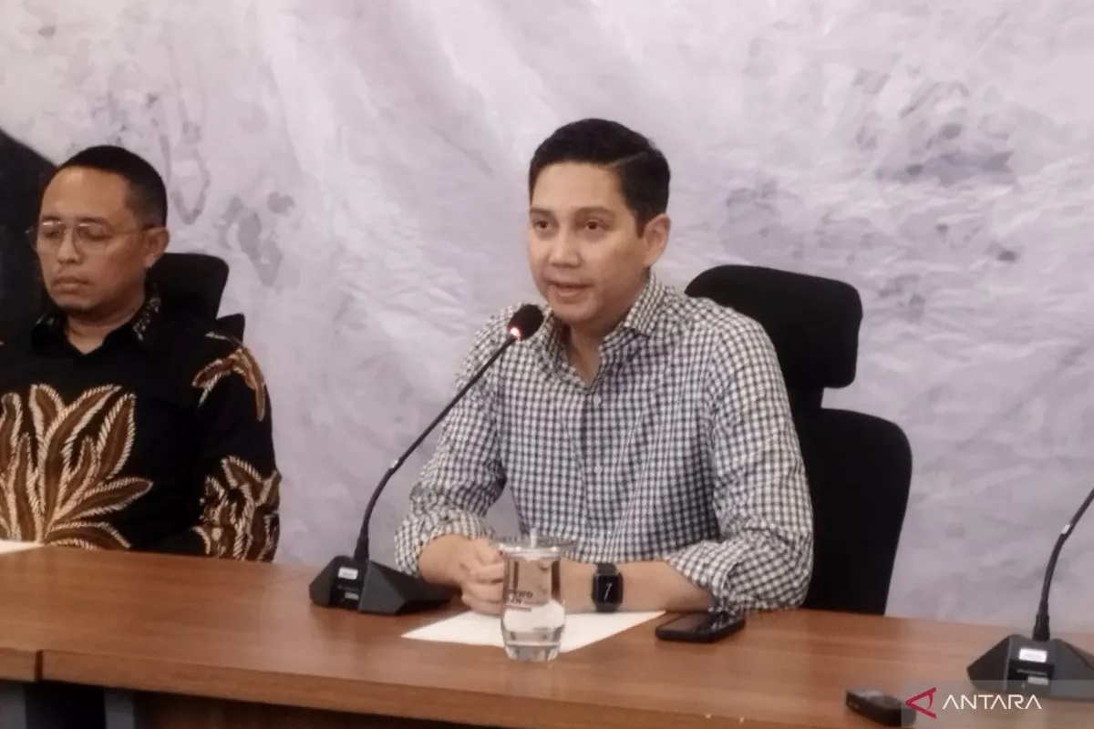 Anggota Tim Gugus Tugas Sinkronisasi Prabowo-Gibran, Budisatrio Djiwandono di Media Center Prabowo-Gibran, Jakarta, Jumat (19/7/2024). (ANTARA/Bagus Ahmad Rizaldi)