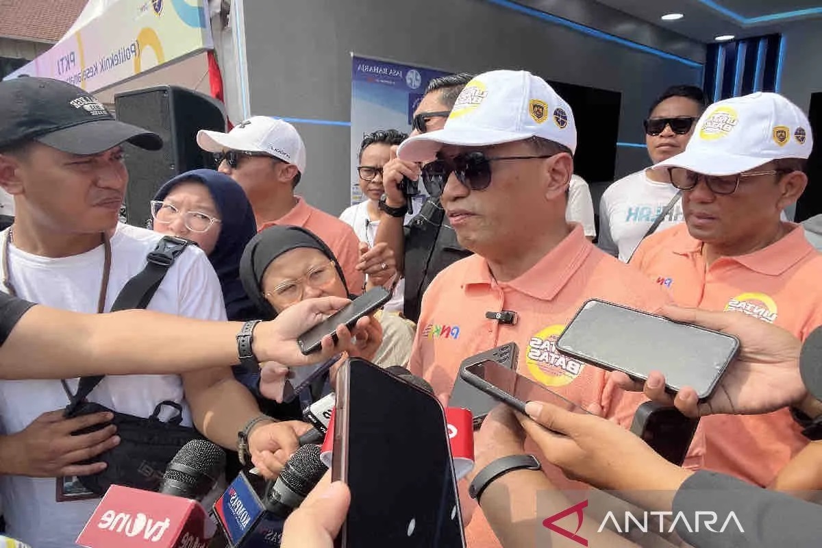 Menteri Perhubungan (Menhub) Budi Karya Sumadi diwawancara awak media di sela Kick Off Pekan Nasional Keselamatan Jalan (PNKJ) 2024 di Jakarta, Minggu (21/7/2024). ANTARA/Harianto.
