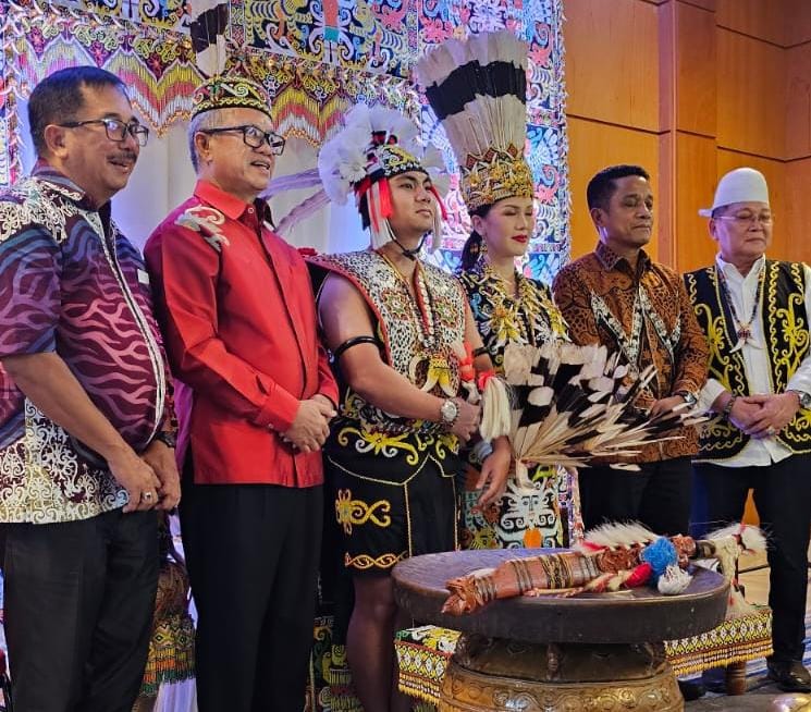 Berfoto dengan Ketua PDKT Syaharie Ja&rsquo;ang dan Danrem 091/ASN Brigjen TNI Anggara Sitompul.