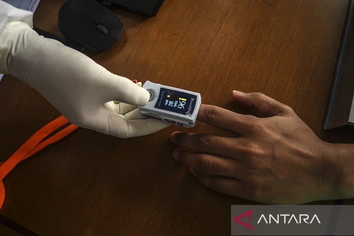 Arsip foto - Petugas kesehatan memeriksa oksigen dalam darah seorang pasien sebelum pemberian vaksin COVID-19 di Puskesmas Kelurahan Cilincing I, Jakarta, Selasa (12/1/2021). ANTARA FOTO/Muhammad Adim