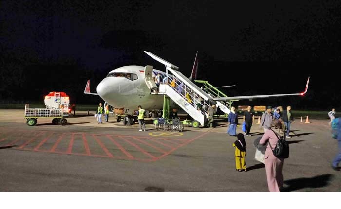 MASA PERBAIKAN: Pesawat Nam Air dari Jakarta saat mendarat di Bandara H Asan Sampit beberapa waktu lalu. (HERU/RADAR SAMPIT)