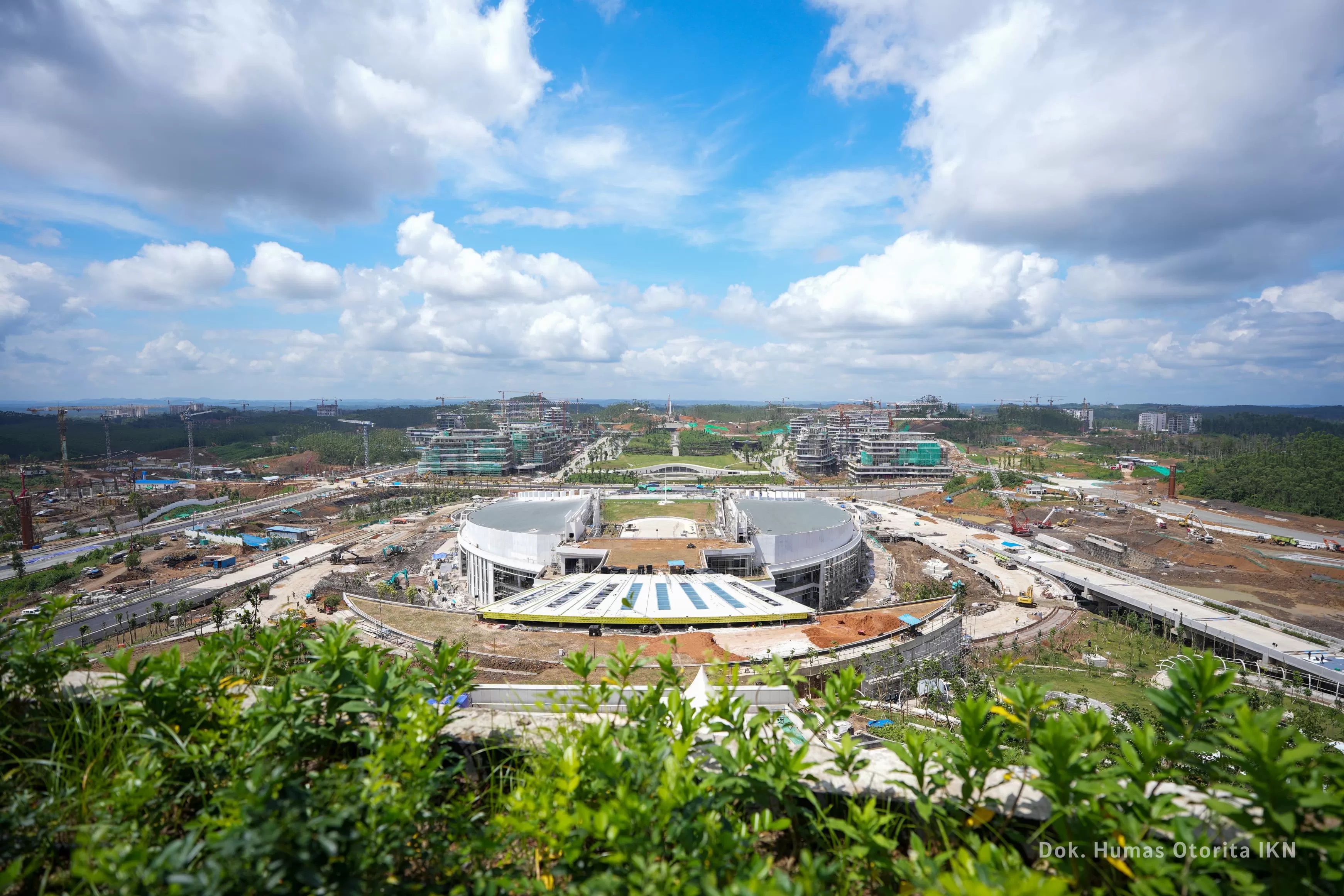CEK LOKASI : Tim komunikasi antar kementerian/lembaga mengunjungi sejumlah fasilitas dan infrastruktur kesiapan upacara HUT ke-79 Kemerdekaan RI di IKN, pada Jumat (19/7). (FOTO: IST)
