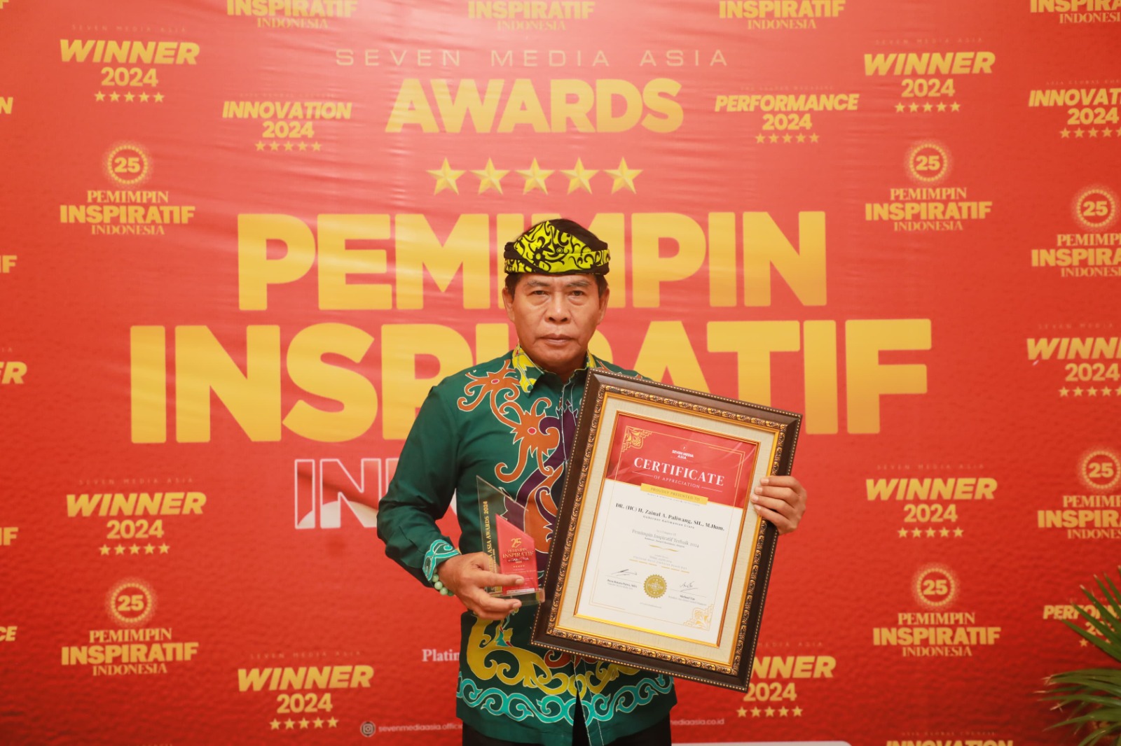 AWARDS : Gubernur Kaltara, DR (HC) H Zainal A Paliwang, M.Hum menerima penghargaan 25 Pemimpin Inspiratif 2024 pada ajang Seven Media Asia Awarda, Jumat (19/7) lalu.