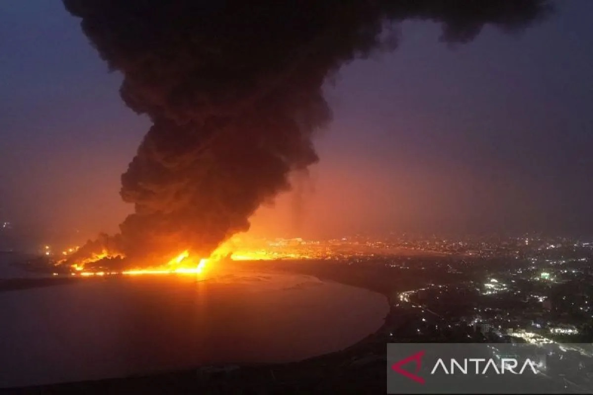 Asap mengepul dari api setelah serangan udara Israel di Hodeidah, Yaman dalam foto selebaran ini yang dirilis pada 20 Juli 2024. ANTARA/Pusat Media Houthi/Handout via REUTERS/pri.