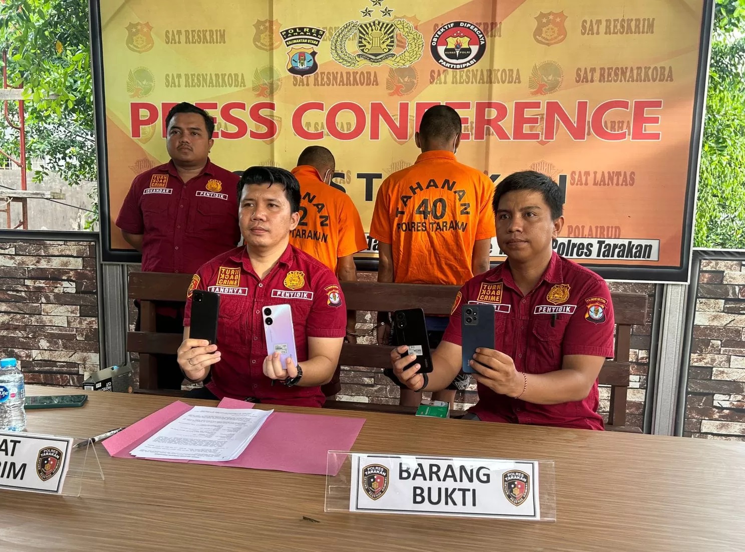 DIAMANKAN: Barang bukti berupa 4 unit ponsel dan kedua pelaku yang berhasil diamankan polisi.