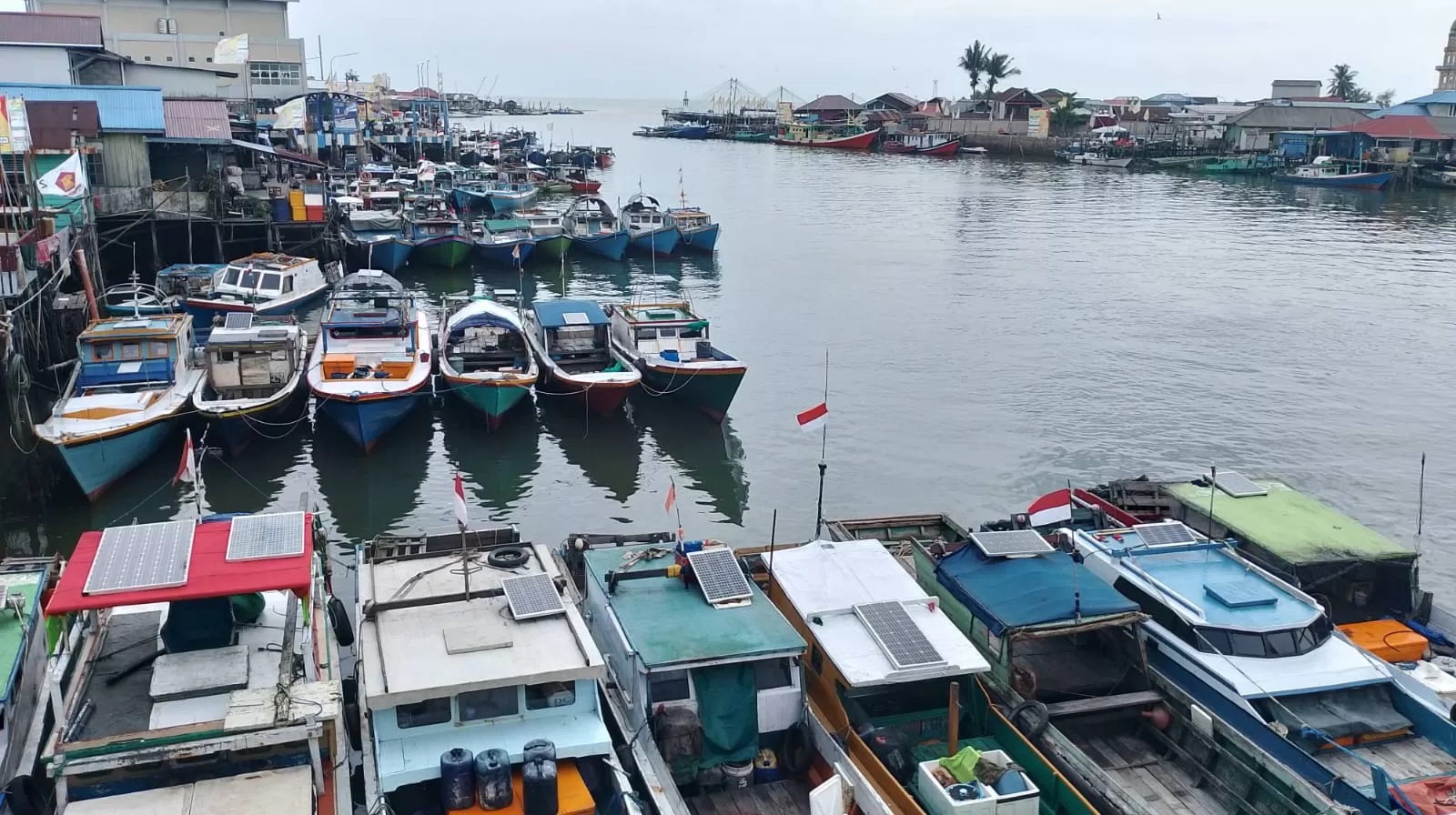 WASPADA CUACA: Perahu nelayan Manggar terpantau sandar karena kondisi cuaca yang tidak bersahabat. (IST) 