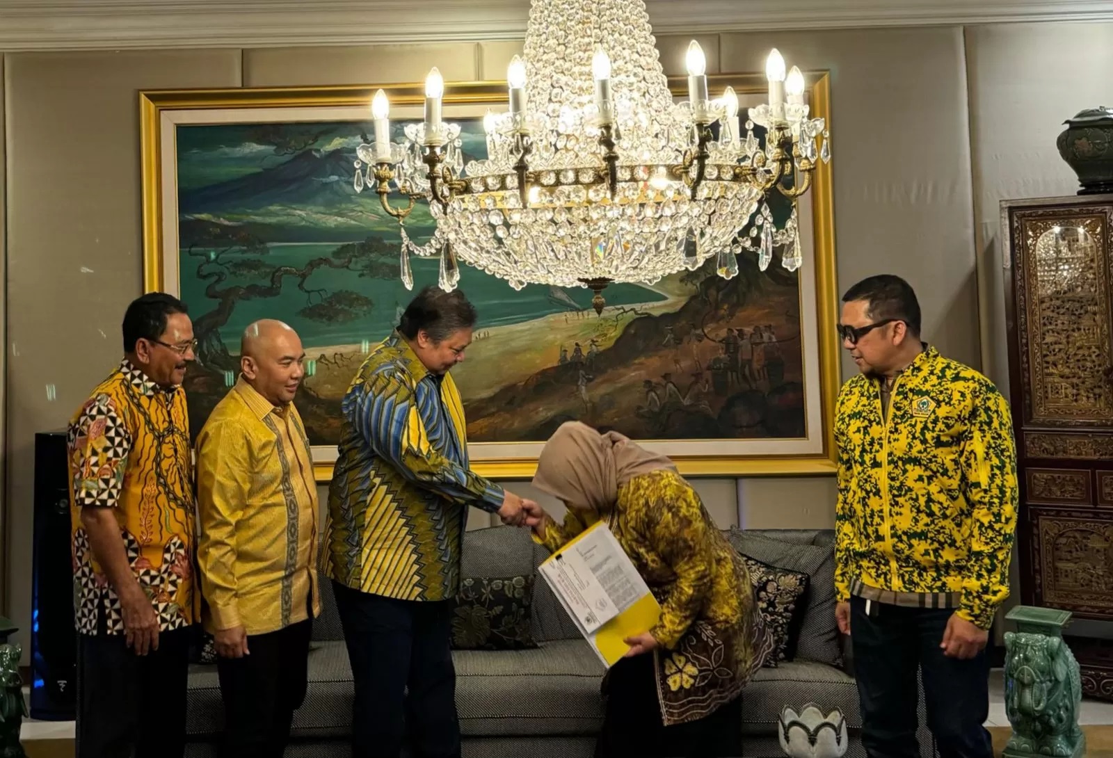 SALAMAN:Pasangan Acil Odah-Rozani menerima langsung SK Rekomendasi dari Ketua DPP Partai Golkar, Airlangga Hartarto maju Pilgub Kalsel 2024, Jumat (19/7/2024).(Foto:Golkar untuk Radar Banjarmasin)