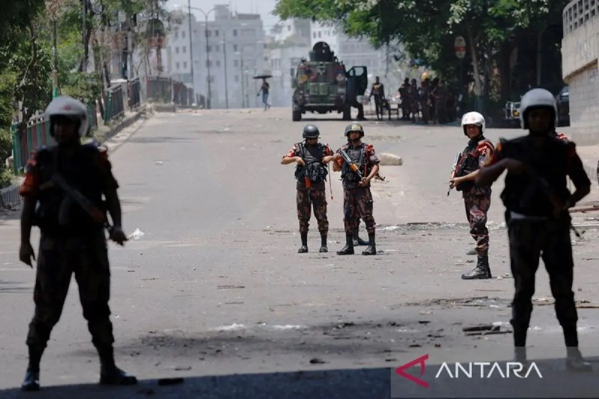 Polisi masih berjaga akibat kerusuhan buntut tingginya angka pengangguran di Bangladesh.