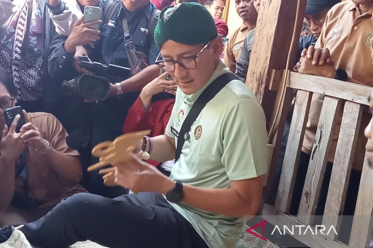 Menparekraf Sandiaga Salahuddin Uno saat kunjungan ke Desa Wisata Krebet Kabupaten Bantul Daerah Istimewa Yogyakarta. Sabtu (20/7/2024). ANTARA/Hery Sidik.
