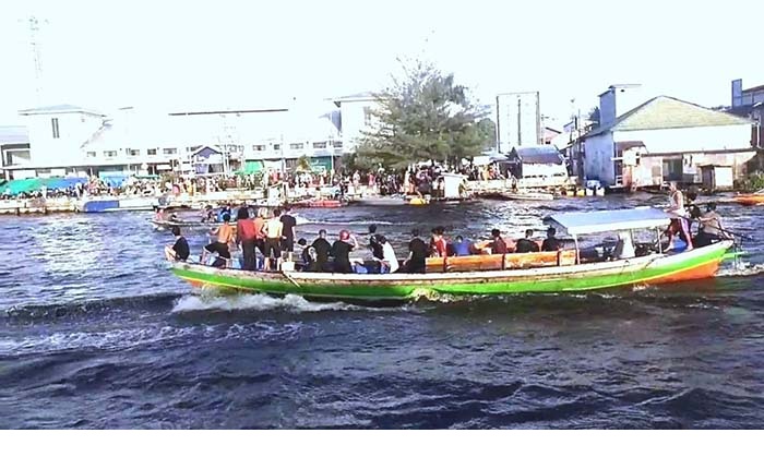 REKREASI: Sejumlah warga menikmati pemandangan dengan susur Sungai Jelai menggunakan perahu.