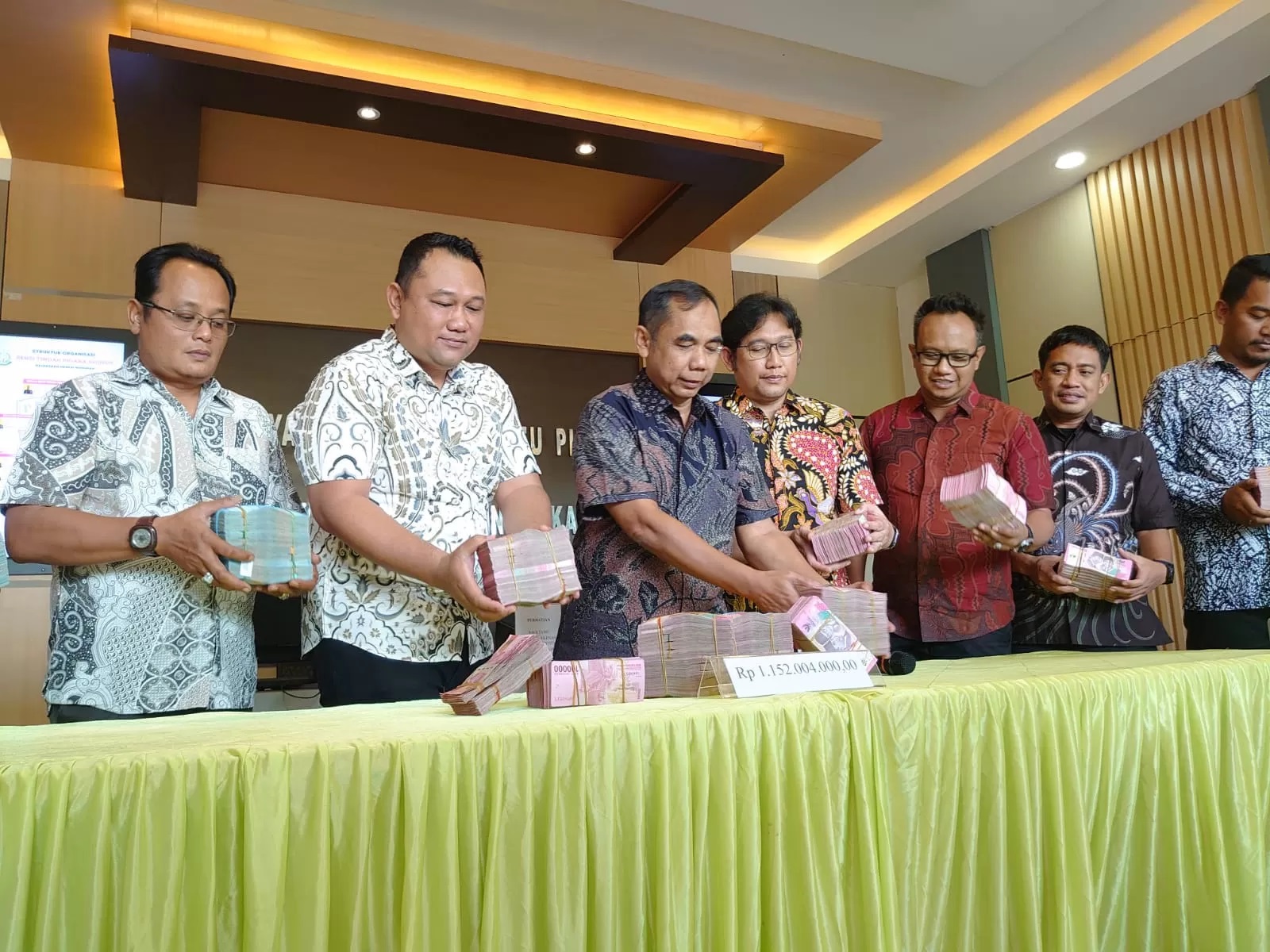 KERUGIAN NEGARA: Uang kerugian negara sebanyak Rp 1,1 miliar dikembalikan ke Kejaksaan Negeri Nunukan.