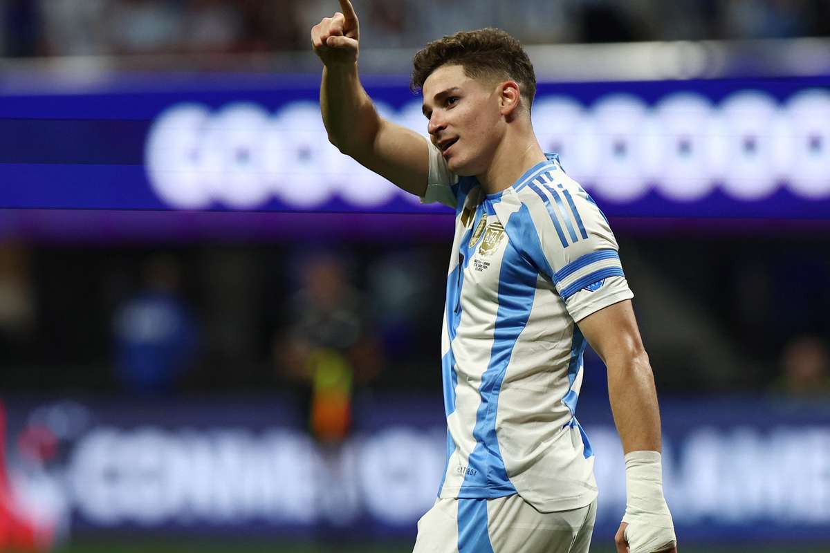 PEMAIN KUNCI: Nicolas Otamendi (kiri) dan Julian Alvarez menyuntikkan kekuatan bagi skuad Argentina dalam upaya meraih medali emas cabor sepak bola putra di Olimpiade Paris 2024.